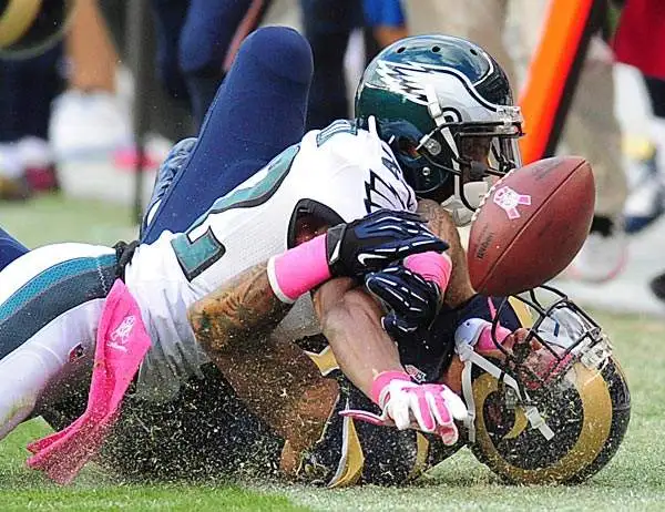 NFL: Il defensive back Brandon Boykin dei Philadelphia Eagles effettua un placcaggio sul ricevitore dei Rams Austin Pettis. Gli Eagles hanno sconfitto i Rams 34-28.