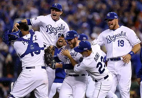 Baseball: L'esultanza di Greg Holland e Norichika Aoki dei Kansas City Royals durante una partita contro gli Angels.