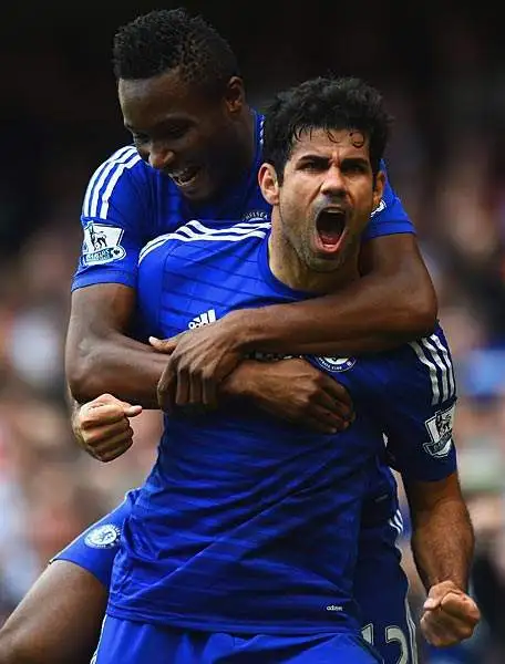 Calcio: L'esultanza di DIego Costa e Obi Mikel dopo il gol del 2-0 dello spagnolo contro l'Arsenal