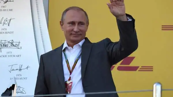 Il Gp di Russia nelle mani della Mercedes, che vince il titolo costruttori. Hamilton primo, Rosberg secondo, Bottas terzo. Alonso sesto, Vettel ottavo e Raikkonen nono.