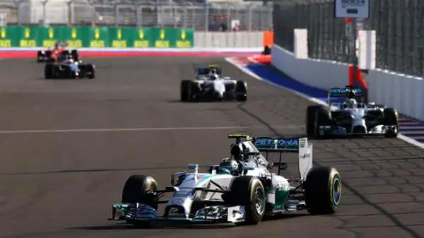 Male anche le Red Bull (e il futuro ferrarista Vettel, penalizzato dalle scelte del muretto).
