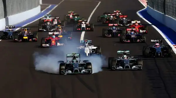 Al via ruota a ruota tra Hamilton e Rosberg, il tedesco con una manovra azzardata frena in ritardo e rovina le gomme, rientra ai box e prova ad arrivare fino al termine con un solo stint.