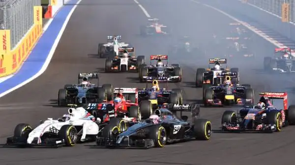 Le Frecce d'Argento dominano una gara noiosa, ravvivata solo dal recupero portentoso dello stesso Rosberg, dall'ultimo posto al secondo in 30 giri, a conferma della supremazia della scuderia teutonica