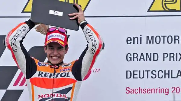 Lo spagnolo si laurea per la seconda volta consecutiva campione a Motegi. Il numero 93, festeggiato da un samurai al termine della gara, è il più giovane di sempre a vincere due titoli iridati di fila