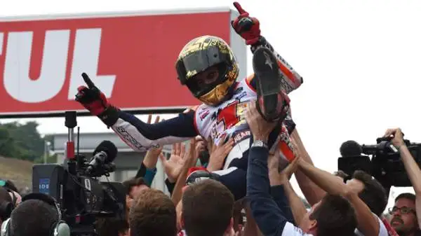 Lo spagnolo si laurea per la seconda volta consecutiva campione a Motegi. Il numero 93, festeggiato da un samurai al termine della gara, è il più giovane di sempre a vincere due titoli iridati di fila