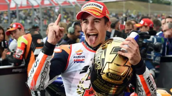 Lo spagnolo si laurea per la seconda volta consecutiva campione a Motegi. Il numero 93, festeggiato da un samurai al termine della gara, è il più giovane di sempre a vincere due titoli iridati di fila
