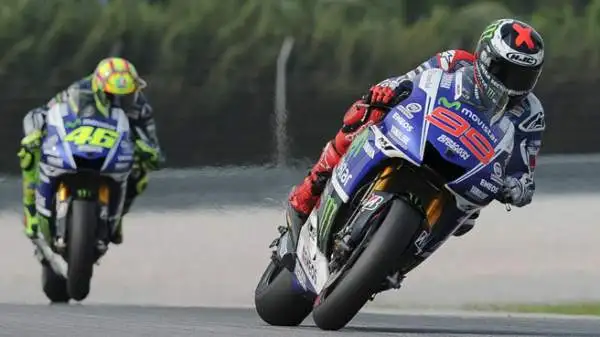 Al terzo giro Pedrosa si autoelimina, scivolando a terra con la sua Honda. Alle spalle di Lorenzo e Rossi si fa arrembante proprio Marquez.