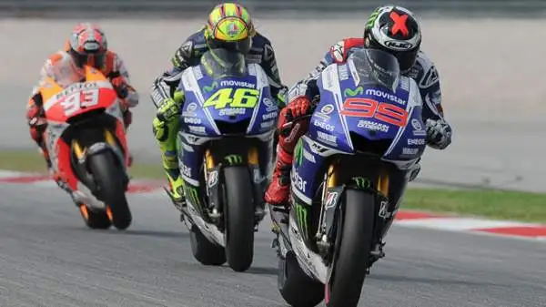 Si scatena lo scontro a tre tra Lorenzo, Rossi e Marquez. A undici giri dal termine il Dottore riesce a superare il compagno di scuderia