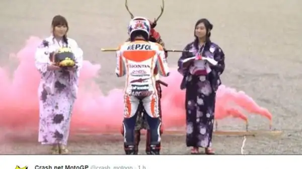 Lo spagnolo si laurea per la seconda volta consecutiva campione a Motegi. Il numero 93, festeggiato da un samurai al termine della gara, è il più giovane di sempre a vincere due titoli iridati di fila