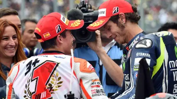 Lo spagnolo si laurea per la seconda volta consecutiva campione a Motegi. Il numero 93, festeggiato da un samurai al termine della gara, è il più giovane di sempre a vincere due titoli iridati di fila