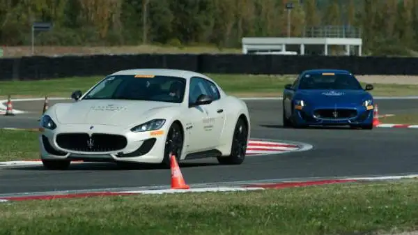 Una giornata da urlo all'Autodromo di Varano De' Melegari al volante del 'Tridente': il corso di guida della casa automobilistica modenese.