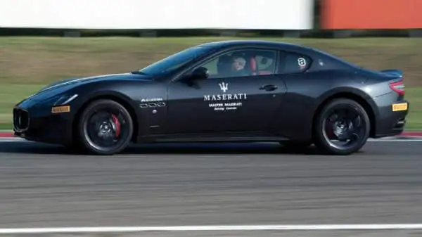 Una giornata da urlo all'Autodromo di Varano De' Melegari al volante del 'Tridente': il corso di guida della casa automobilistica modenese.