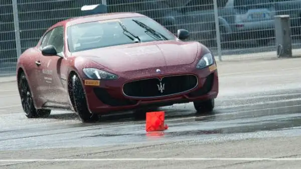 Una giornata da urlo all'Autodromo di Varano De' Melegari al volante del 'Tridente': il corso di guida della casa automobilistica modenese.
