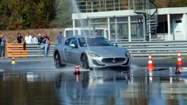 Una giornata da urlo all'Autodromo di Varano De' Melegari al volante del 'Tridente': il corso di guida della casa automobilistica modenese.
