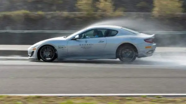 Una giornata da urlo all'Autodromo di Varano De' Melegari al volante del 'Tridente': il corso di guida della casa automobilistica modenese.
