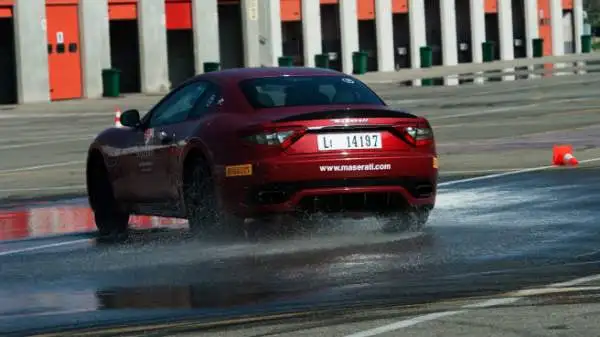Una giornata da urlo all'Autodromo di Varano De' Melegari al volante del 'Tridente': il corso di guida della casa automobilistica modenese.