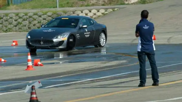 Una giornata da urlo all'Autodromo di Varano De' Melegari al volante del 'Tridente': il corso di guida della casa automobilistica modenese.