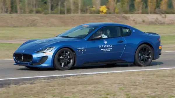 Una giornata da urlo all'Autodromo di Varano De' Melegari al volante del 'Tridente': il corso di guida della casa automobilistica modenese.