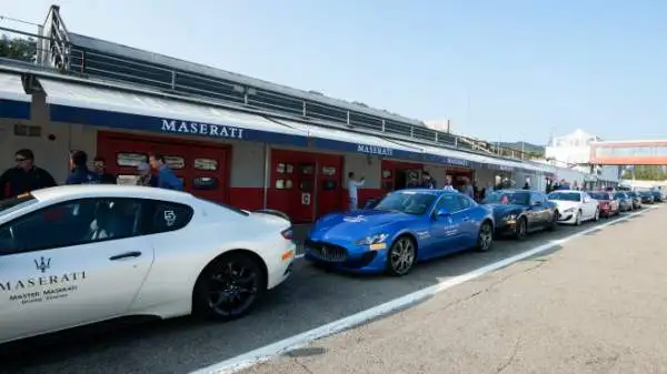 Una giornata da urlo all'Autodromo di Varano De' Melegari al volante del 'Tridente': il corso di guida della casa automobilistica modenese.
