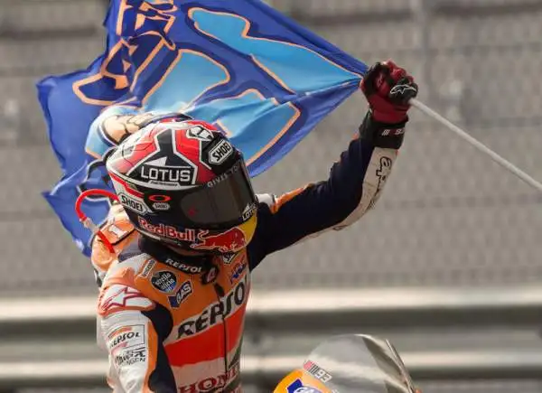 Marquez rimonta e batte un grande Rossi. Il campione del mondo si impone in Malesia davanti alle due Yamaha.