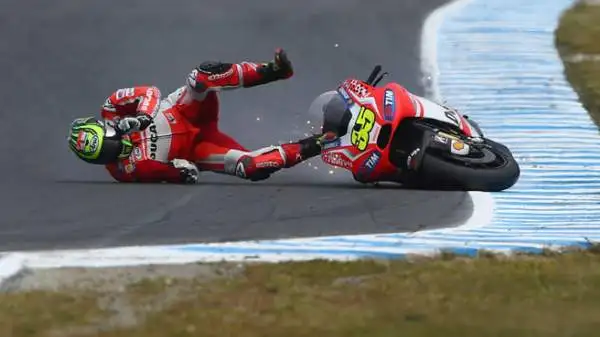 Tra gli altri Cal Crutchlow, che stava accarezzando il sogno di regalare un secondo posto d'oro alla Ducati, ma che è caduto all'ultimo giro proprio dopo aver sopravanzato Lorenzo.