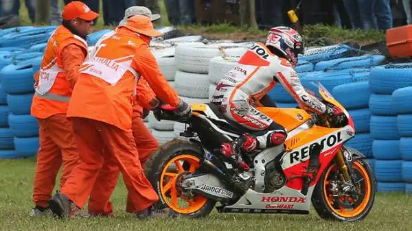 Il Dottore ha anche approfittato di un errore del campione del mondo Marc Marquez, caduto e costretto al ritiro quando era al comando.