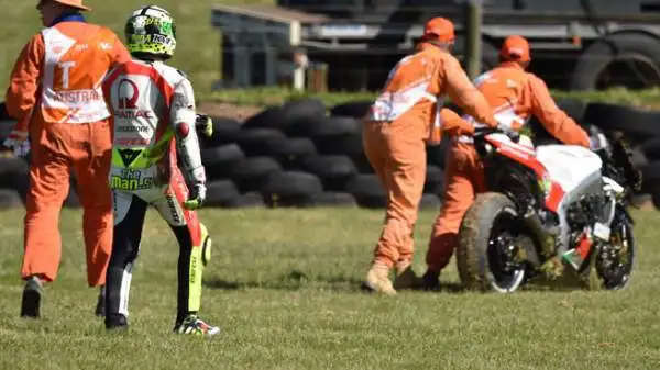 Ritiro anche per Iannone, caduto dopo un contatto con Pedrosa. Acciaccato l'abruzzese del Team Pramac, ma sta bene.