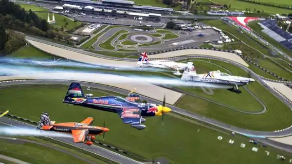 Nigel Lamb ha vinto domenica il Red Bull Air Race World Championship. Il britannico si è aggiudicato il titolo grazie ad un secondo posto nella finale disputata a Spielberg in Austria.