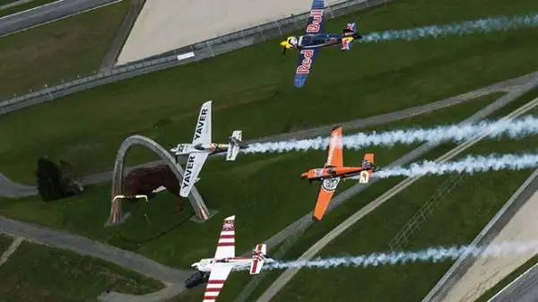 Nigel Lamb ha vinto domenica il Red Bull Air Race World Championship. Il britannico si è aggiudicato il titolo grazie ad un secondo posto nella finale disputata a Spielberg in Austria.