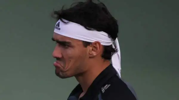 Incredibile sconfitta di Fognini a Shanghai contro il numero 553 al mondo, il cinese Wang. Da notare l'abbigliamento dell'asiatico.