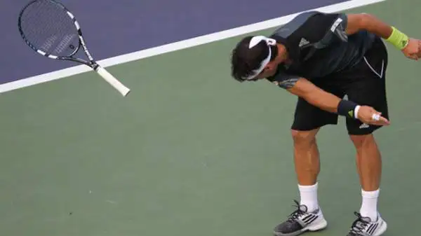 Incredibile sconfitta di Fognini a Shanghai contro il numero 553 al mondo, il cinese Wang. Da notare l'abbigliamento dell'asiatico.