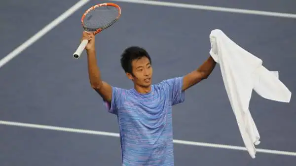 Incredibile sconfitta di Fognini a Shanghai contro il numero 553 al mondo, il cinese Wang. Da notare l'abbigliamento dell'asiatico.