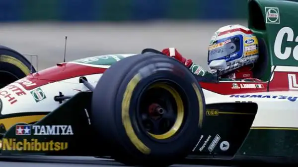 Dopo tre Gp con la Minardi nel 1992, viene ingaggiato la stagione successiva dalla Lotus, con cui conquista il primo punto iridato.