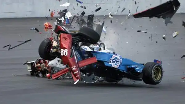 Zanardi decide di tornare in Champ Car ma al Lausitzring dopo un testacoda uscendo dai box viene colpito in pieno dalla vettura di Alex Tagliani.