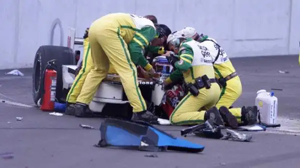 Nell'incidente Zanardi subisce l'amputazione di entrambe le gambe ma dopo sei settimane di ricovero e una quindicina di operazioni può tornare a casa.