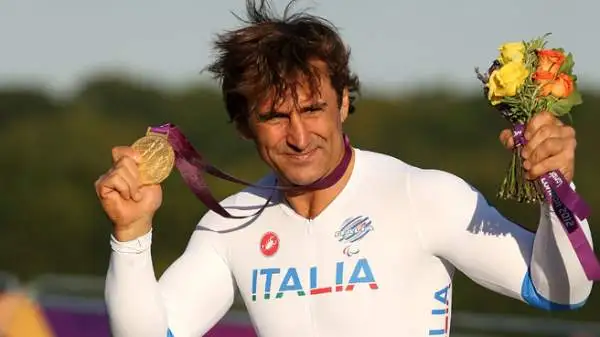 Alle Paralimpiadi di Londra 2012 vince due ori e un argento in staffetta mentre l'anno successivo ai mondiali conquista la medaglia più preziosa in tutte e tre le specialità.
