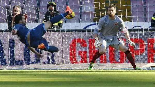 Napoli-Roma 2-0. Higuain 8. Il Pipita si è definitivamente lasciato alle spalle la crisi di inizio stagione: il gol in acrobazia che di fatto decide il match vale il prezzo del biglietto.