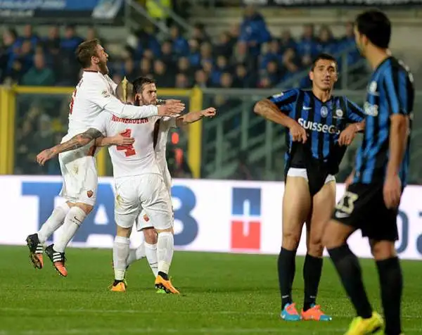 Vittoria 2-1 in rimonta per la Roma a Bergamo. Nel primo anticipo della dodicesima giornata di serie A, Ljajic e Nainggolan ribaltano il gol lampo di Maxi Moralez.