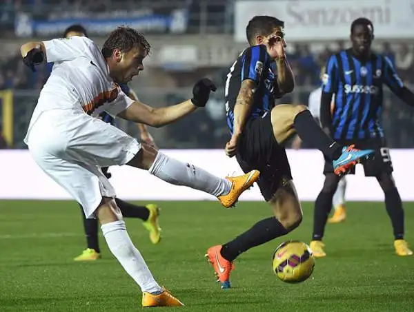 Vittoria 2-1 in rimonta per la Roma a Bergamo. Nel primo anticipo della dodicesima giornata di serie A, Ljajic e Nainggolan ribaltano il gol lampo di Maxi Moralez.