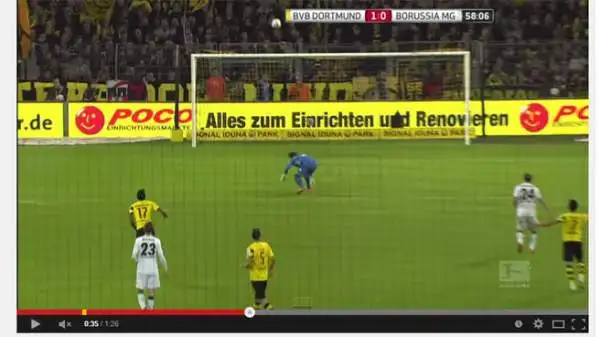 Il centrocampista del Borussia Mönchengladbach, famoso per aver dimenticato di aver giocato la finale dei Mondiali a causa di un colpo alla testa, ha segnato un pazzesco autogol.