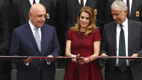 Barbara Berlusconi e Filippo Inzaghi hanno dato mandato ai propri avvocati di adire le vie legali contro tutti gli organi di informazione che riporteranno la notizia di una presunta loro relazione.