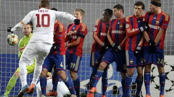 Cska Mosca-Roma 1-1. Totti 6,5. In verità non illumina, ma quella punizione di potenza, astuzia e precisione gli regala la sufficienza abbondante. Sempre pronto.