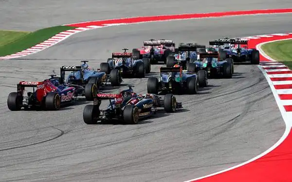 Nel GP di Austin, la lotta tra le Mercedes premia l'anglo-caraibico, ora a +24 in classifica. Alonso è sesto dopo una gara anonima, addirittura tredicesimo Raikkonen.