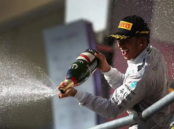 Nel GP di Austin, la lotta tra le Mercedes premia l'anglo-caraibico, ora a +24 in classifica. Alonso è sesto dopo una gara anonima, addirittura tredicesimo Raikkonen.