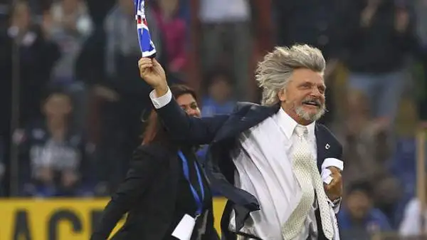 Ormai a Marassi è Massimo Ferrero show. Dopo la vittoria della Sampdoria sulla Fiorentina il presidente è entrato in campo scatenandosi nei festeggiamenti e mostrando una t-shirt autocelebrativa.