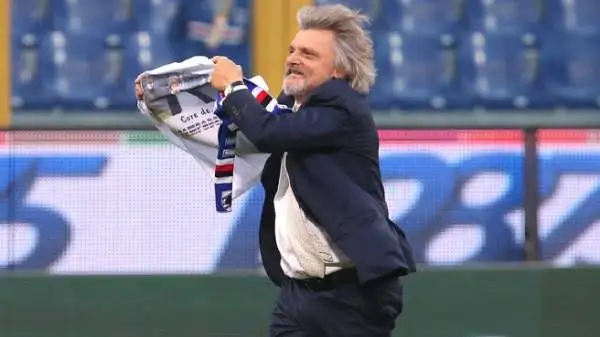 Ormai a Marassi è Massimo Ferrero show. Dopo la vittoria della Sampdoria sulla Fiorentina il presidente è entrato in campo scatenandosi nei festeggiamenti e mostrando una t-shirt autocelebrativa.