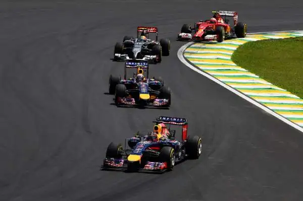 Rosberg batte Lewis. Ferrari lontane. Il tedesco tiene apertissimo il Mondiale. Alonso sesto.