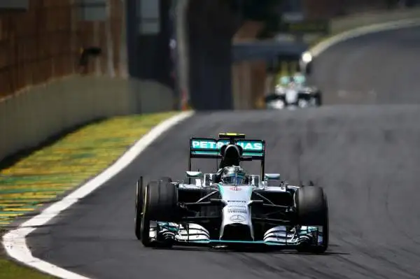 Rosberg batte Lewis. Ferrari lontane. Il tedesco tiene apertissimo il Mondiale. Alonso sesto.