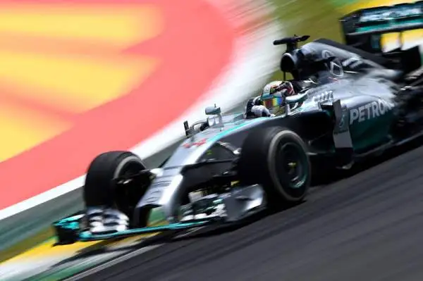 Rosberg batte Lewis. Ferrari lontane. Il tedesco tiene apertissimo il Mondiale. Alonso sesto.