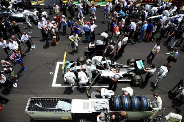 Rosberg batte Lewis. Ferrari lontane. Il tedesco tiene apertissimo il Mondiale. Alonso sesto.